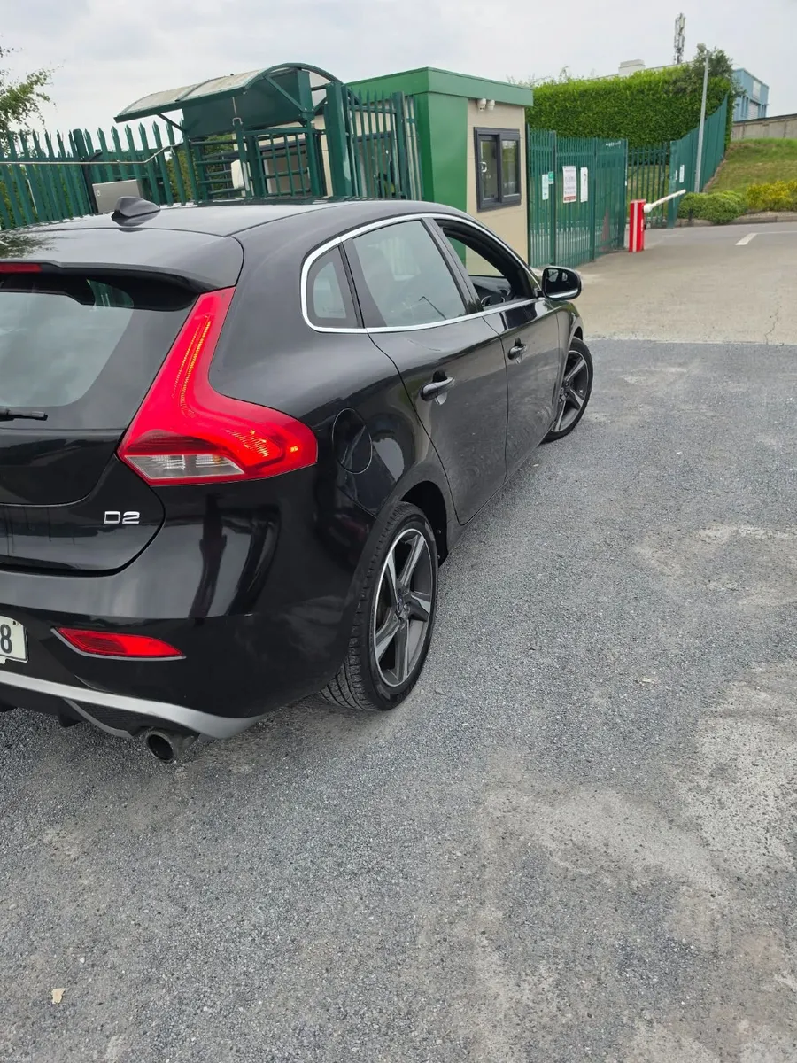 Volvo V40 2014 - Image 2