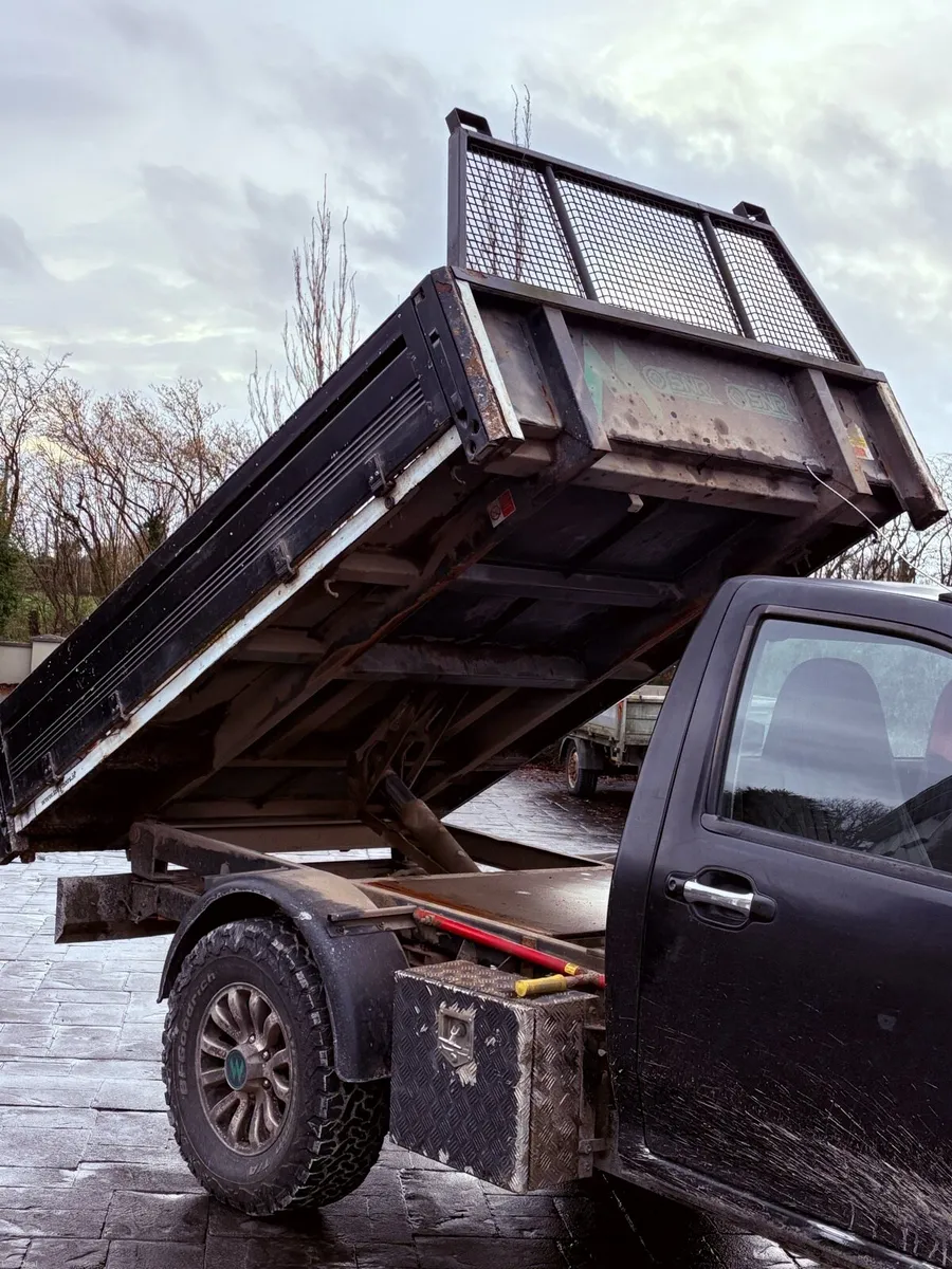 Isuzu D-Max pickup with tipping body - Image 4