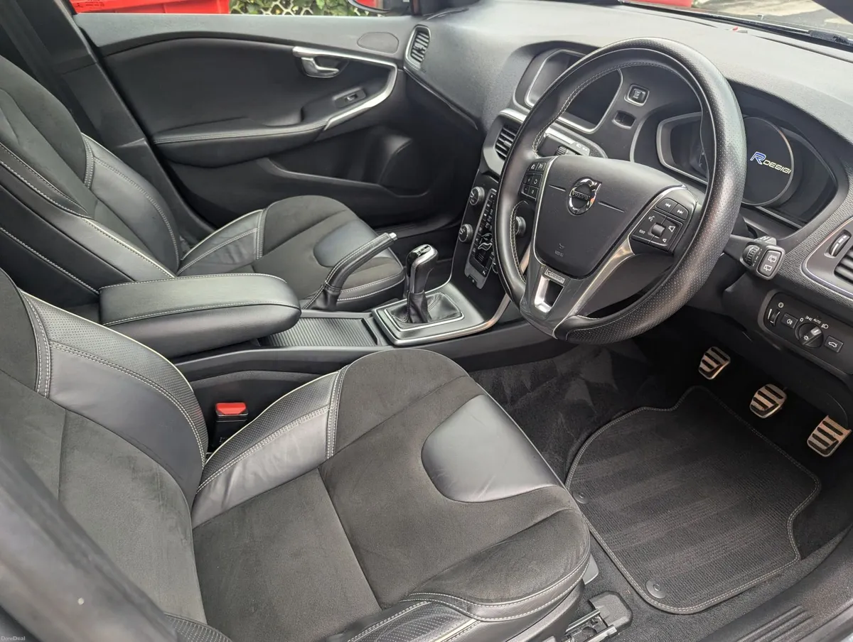 Volvo V40 2018 2.0L PETROL R DESIGN - Image 2