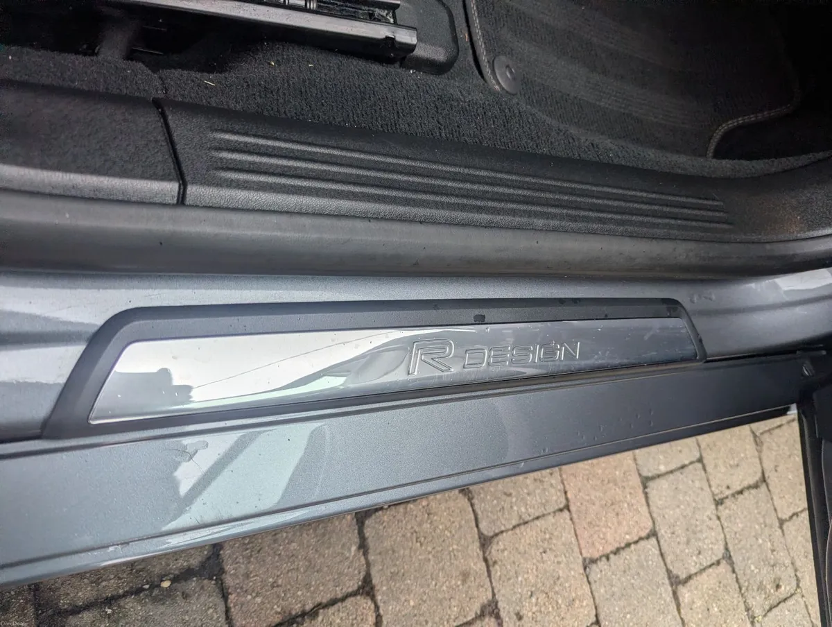 Volvo V40 2018 2.0L PETROL R DESIGN - Image 3