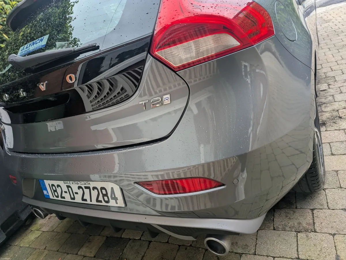 Volvo V40 2018 2.0L PETROL R DESIGN - Image 4