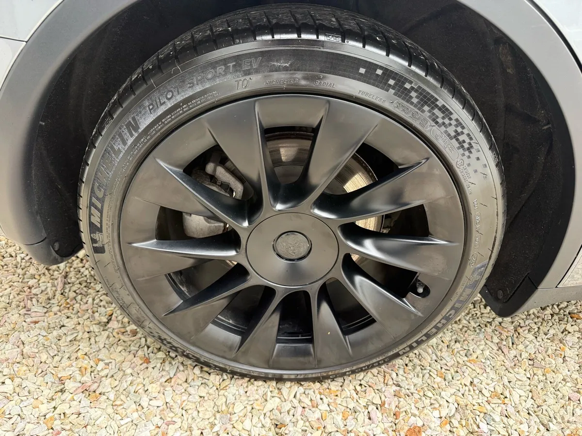 Tesla Y long range AWD - Image 6