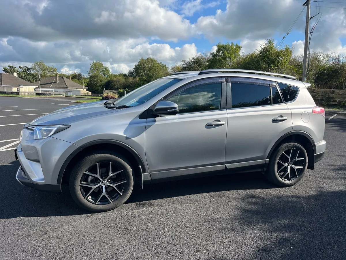 2017 Toyota Rav 4 Sol - Image 1