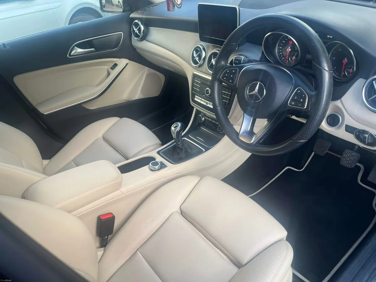 Mercedes-Benz GLA 2018 180D MANUAL - Image 5