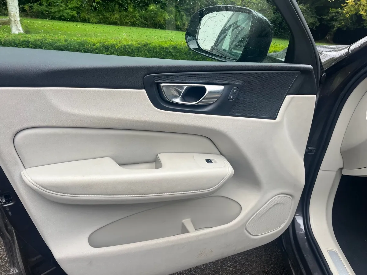 Volvo XC60 2023 - Image 5