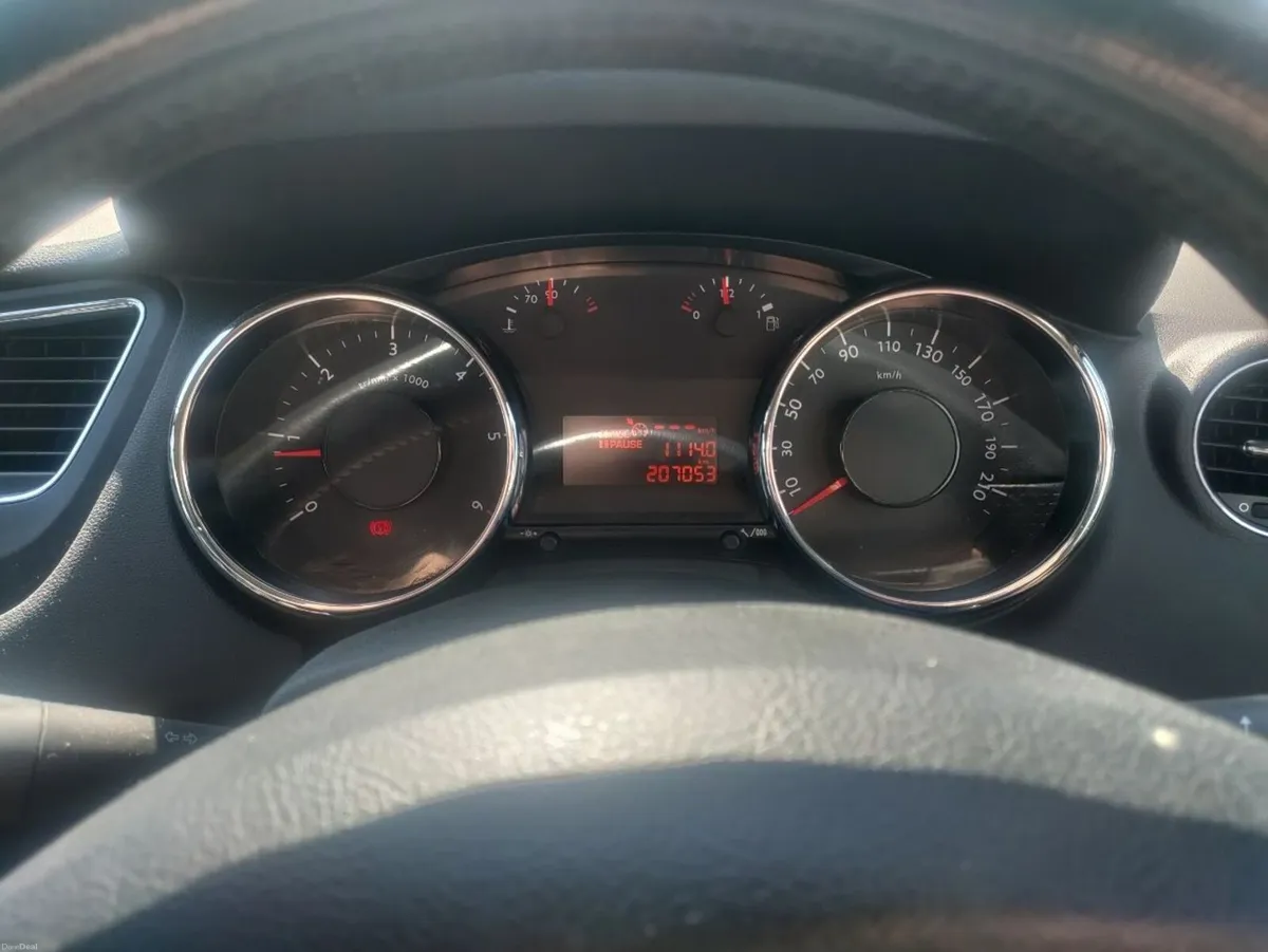 Peugeot 5008 with dashcam, spare wheel - Image 6