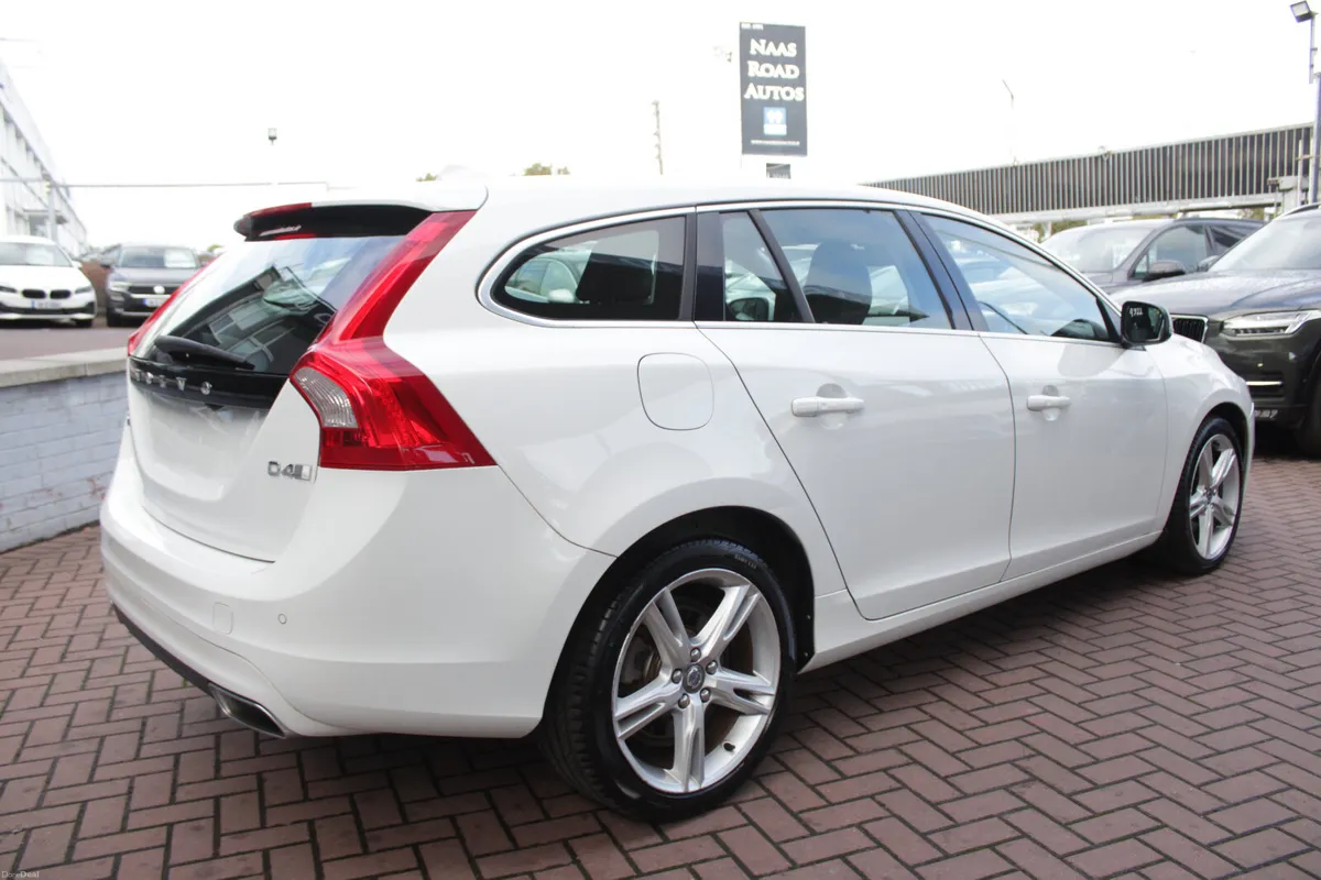 2018 VOLVO V60 - Image 4