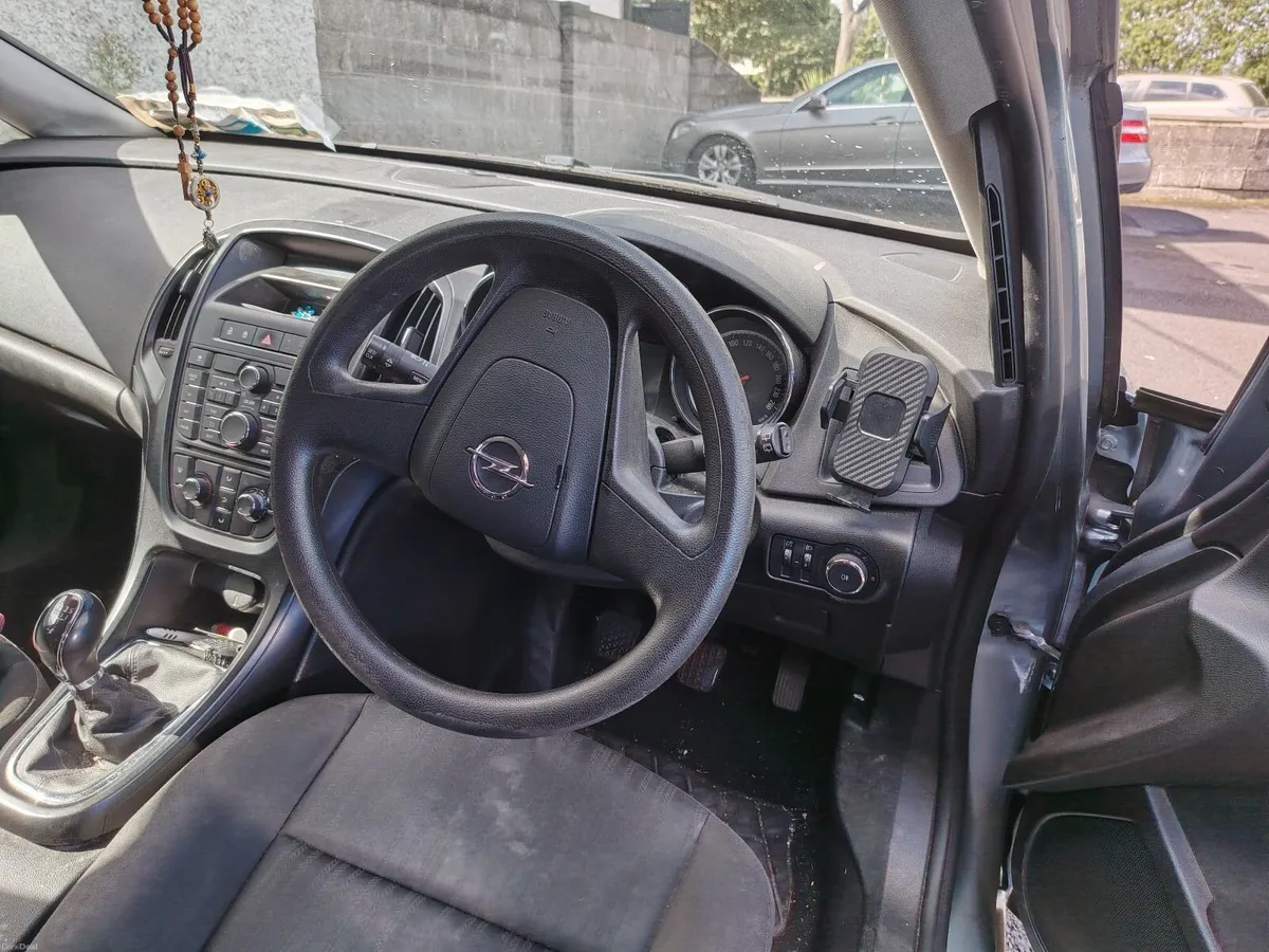 Opel Astra 2014 - Image 2