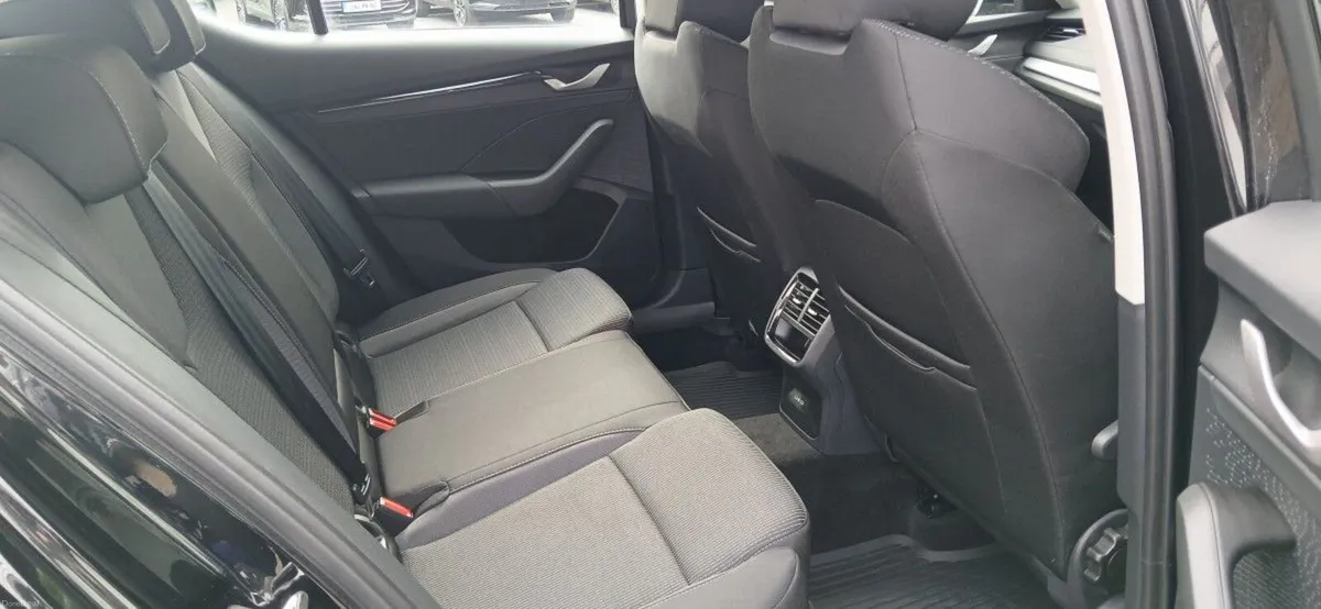 Skoda Octavia Selection 2.0TDI 115HP **REAR VIEW C - Image 6