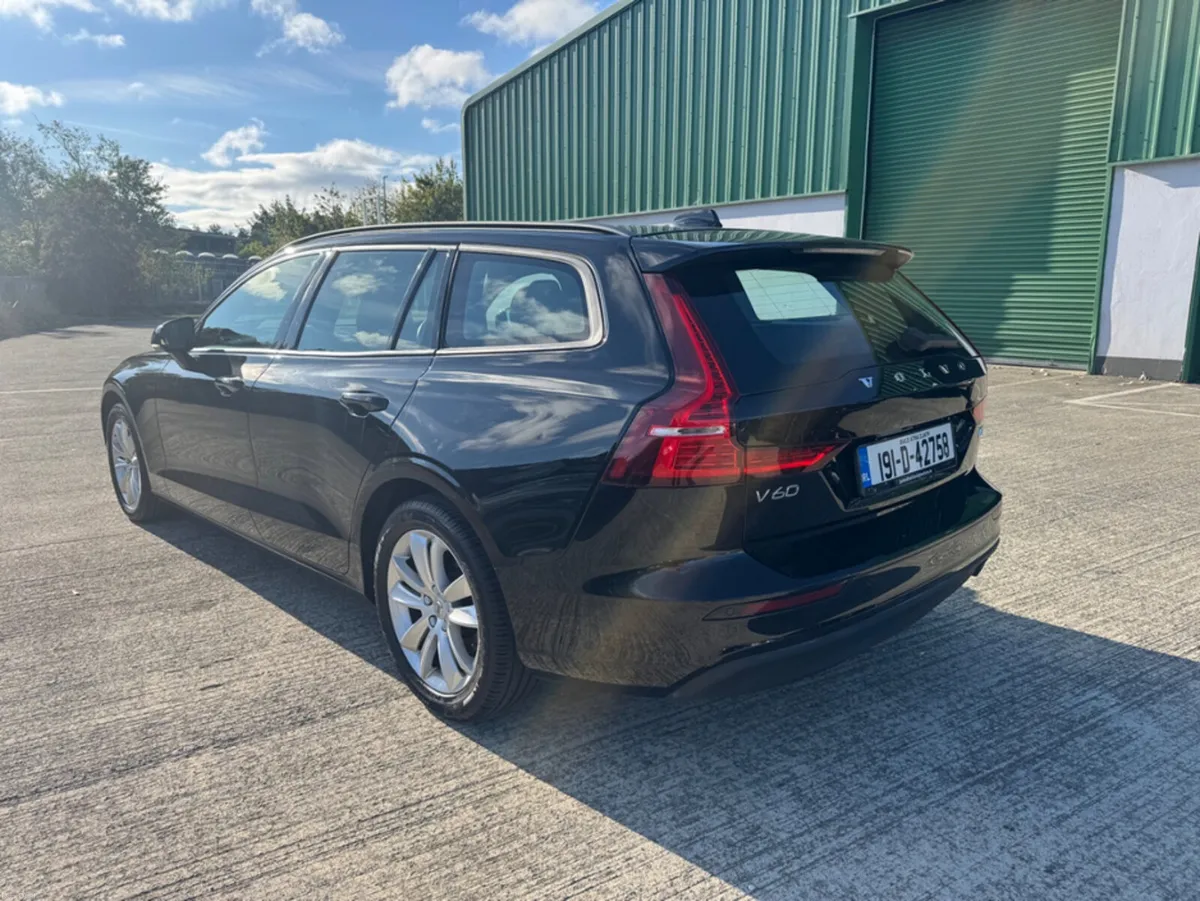 Volvo V60 D3 MOMENTUM 5DR AUTO - Image 3