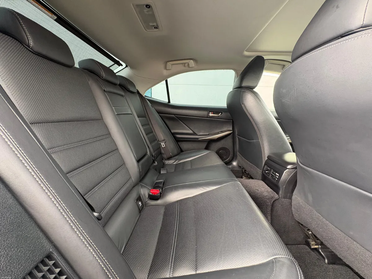 LEXUS IS - Image 6