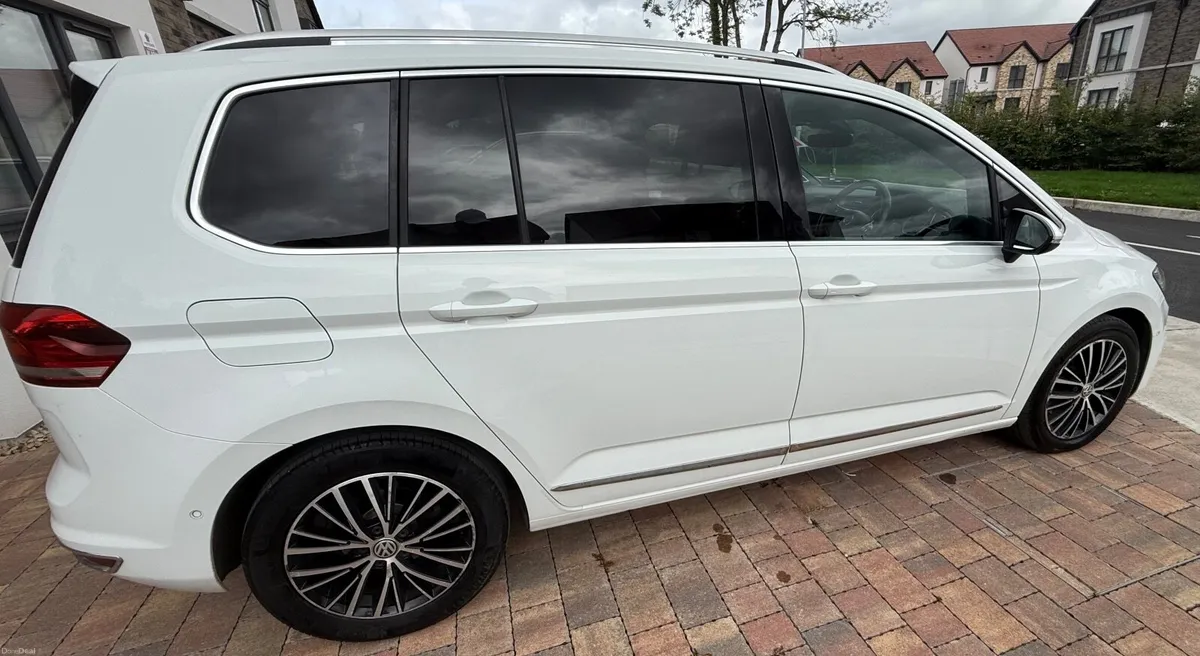 Volkswagen Touran 2017 - Image 2