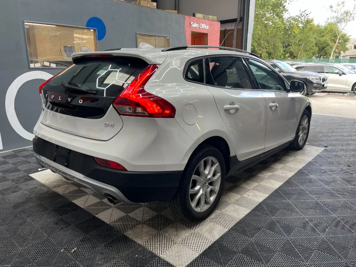 Volvo V40 2017 VOLVO V40 CROSS COUNTRY D4 MOMENTUM - Image 3
