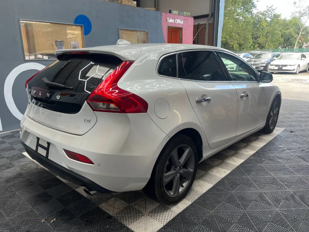 Volvo V40 2015 VOLVO V40 T4 SE  1.6 AUTOMATIC / CR - Image 3