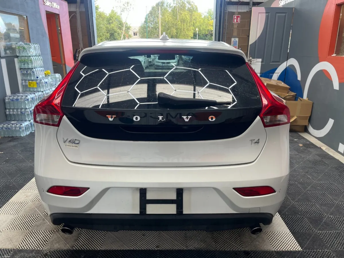 Volvo V40 2015 VOLVO V40 T4 SE  1.6 AUTOMATIC / CR - Image 4