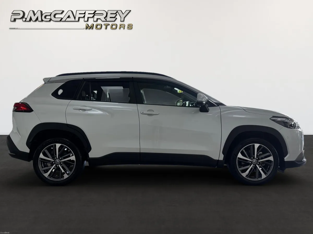 2024 Toyota Corolla Cross Z 1.8 Hybrid, Sunroof - Image 4