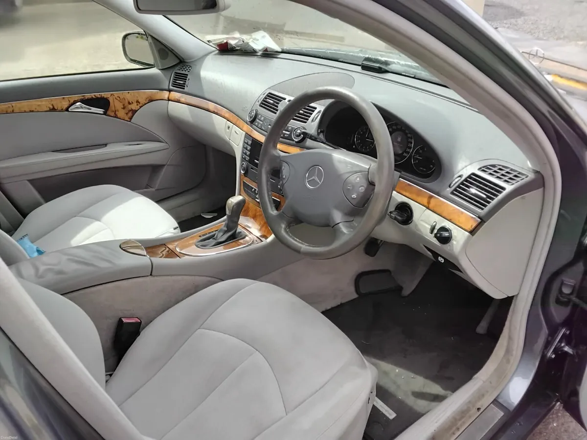 Mercedes benz E200 - Image 6
