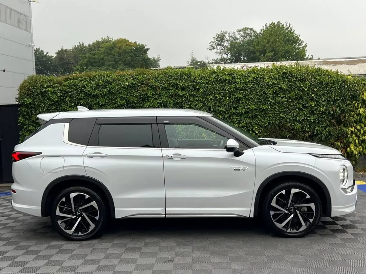 Mitsubishi Outlander 7-SEATER 2.4 HYBRID AUTO ** H - Image 2