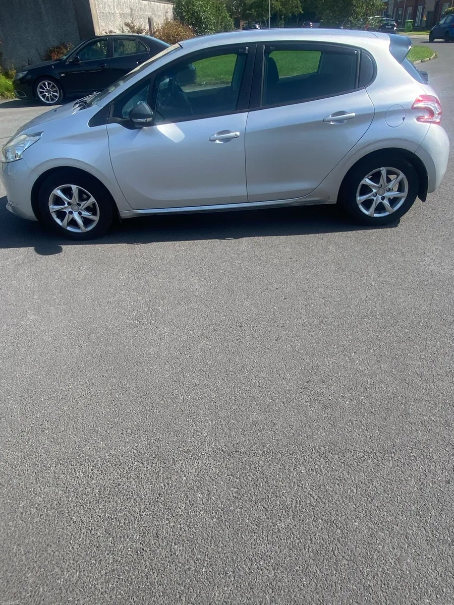 Peugeot 208 - Image 2