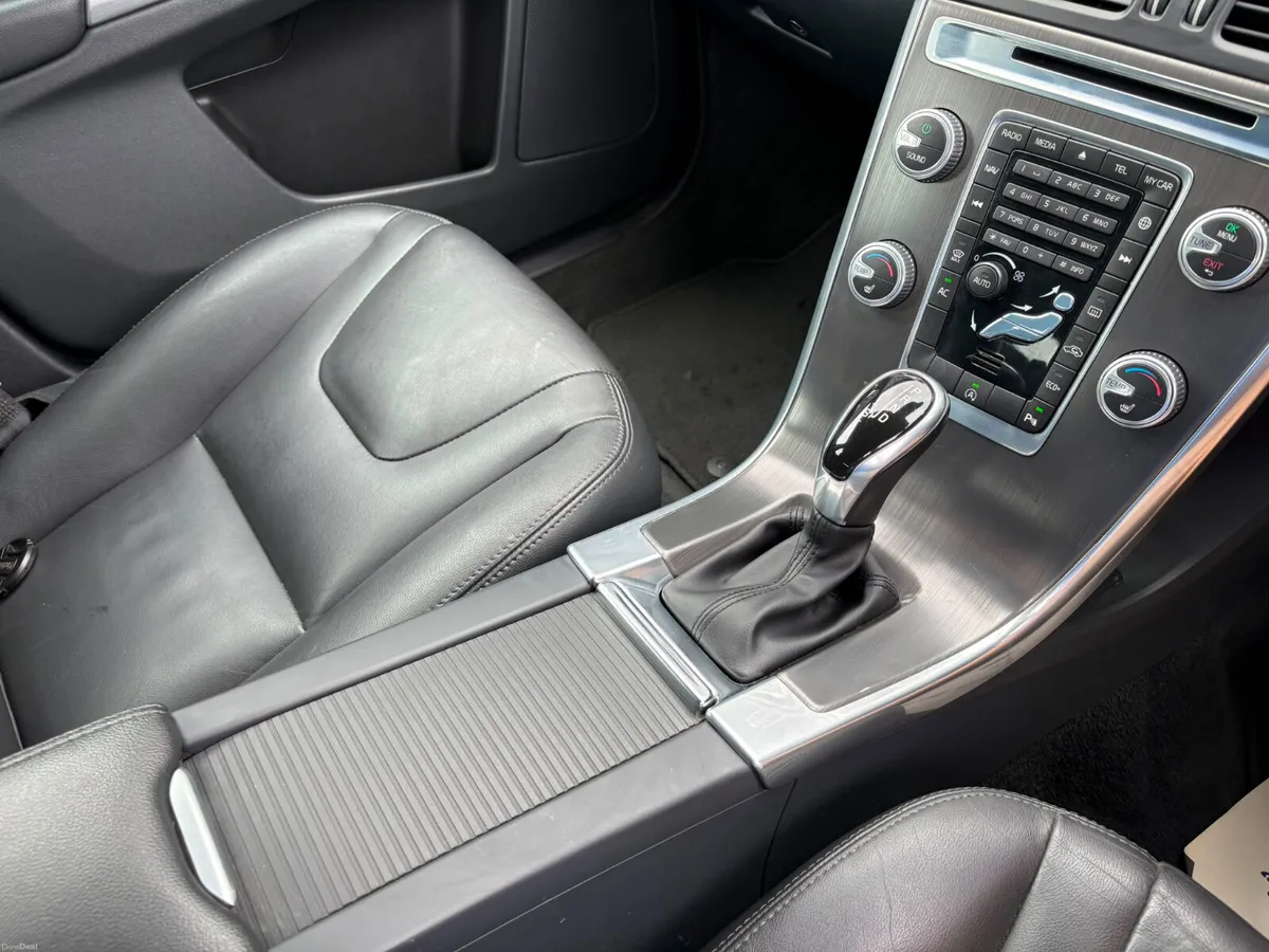 Volvo XC60 D4 LUX AUTO LOW KM 2016 - Image 3