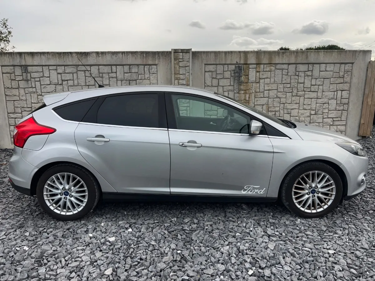 Ford Focus 1.6 ZETEC 105PS 5DR - Image 5