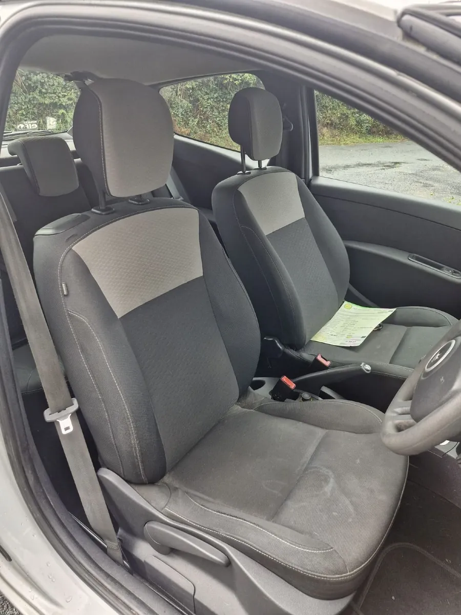 Renault Clio 2010 - Image 2