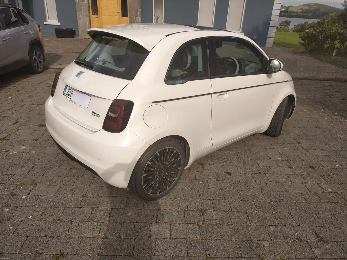 Fiat 500e 2023 La Prima, as-new mint condition - Image 3