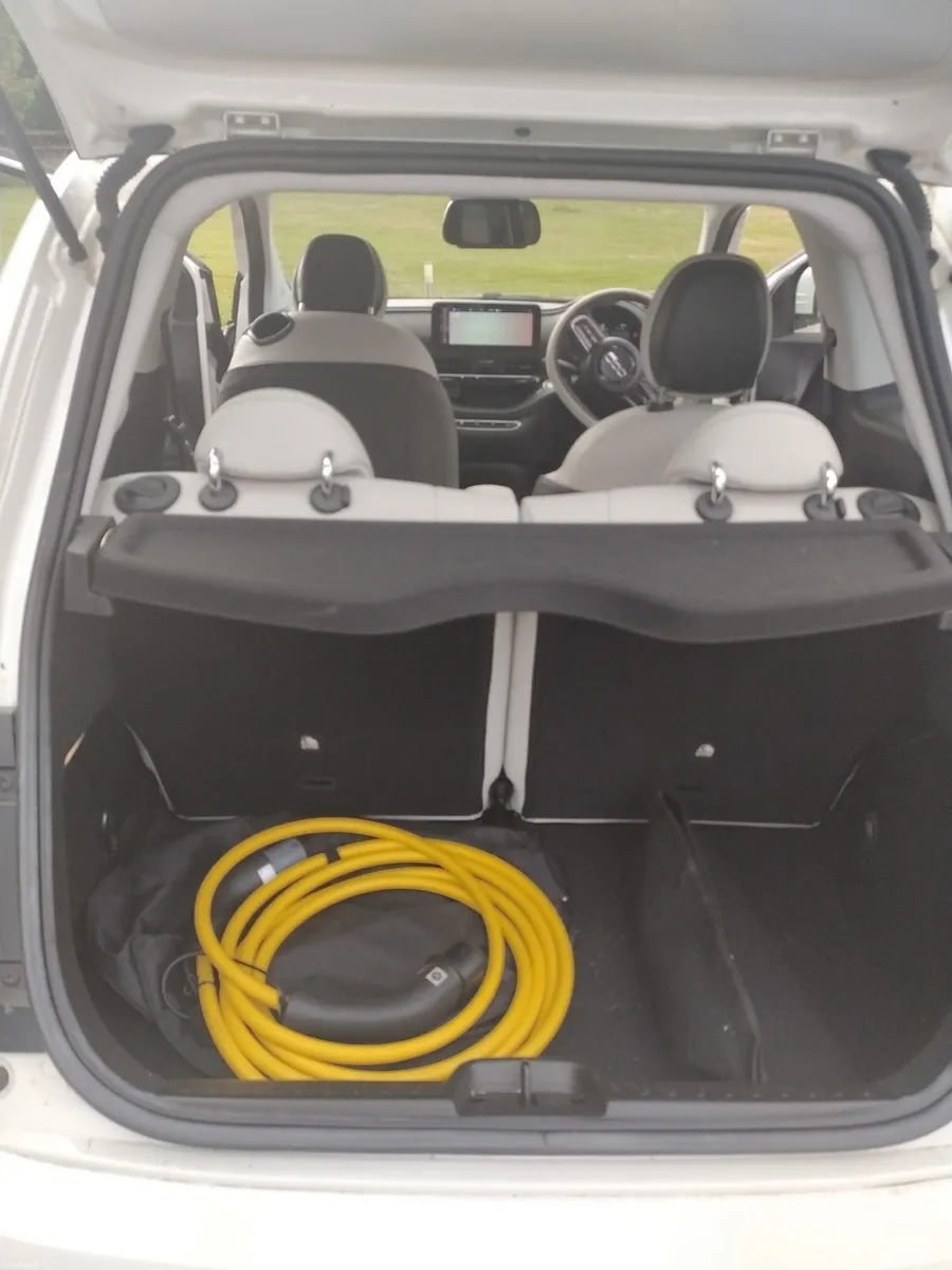 Fiat 500e 2023 La Prima, as-new mint condition - Image 5