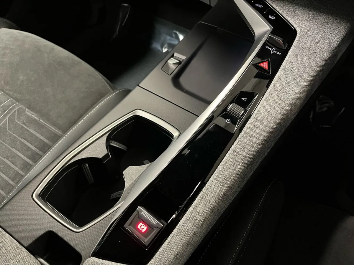 Peugeot 3008 GT EV 73kWh 210BHP - Reversing Camera - Image 4