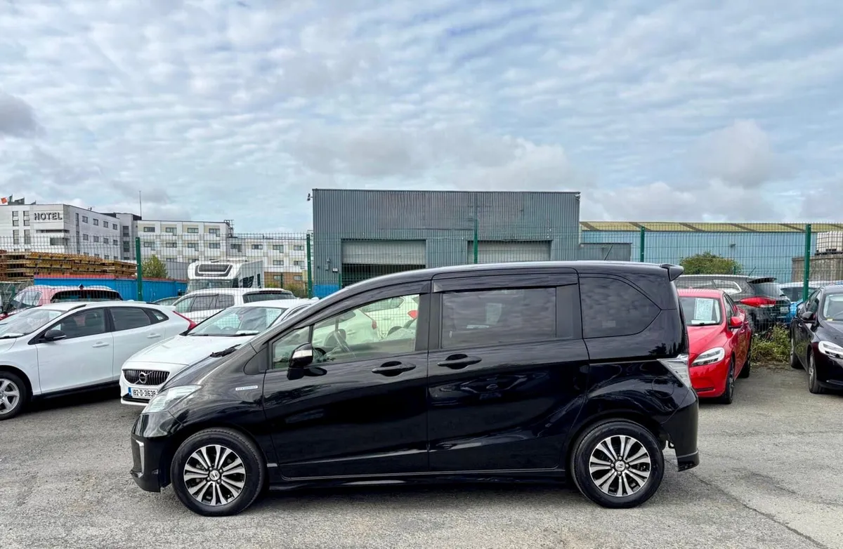 HONDA FREED 1.5 PETROL HYBRID AUTOMATIC 6 SEATER - Image 5