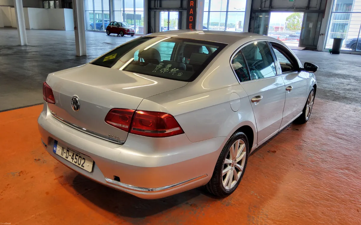 Volkswagen Passat 2011 - Image 2