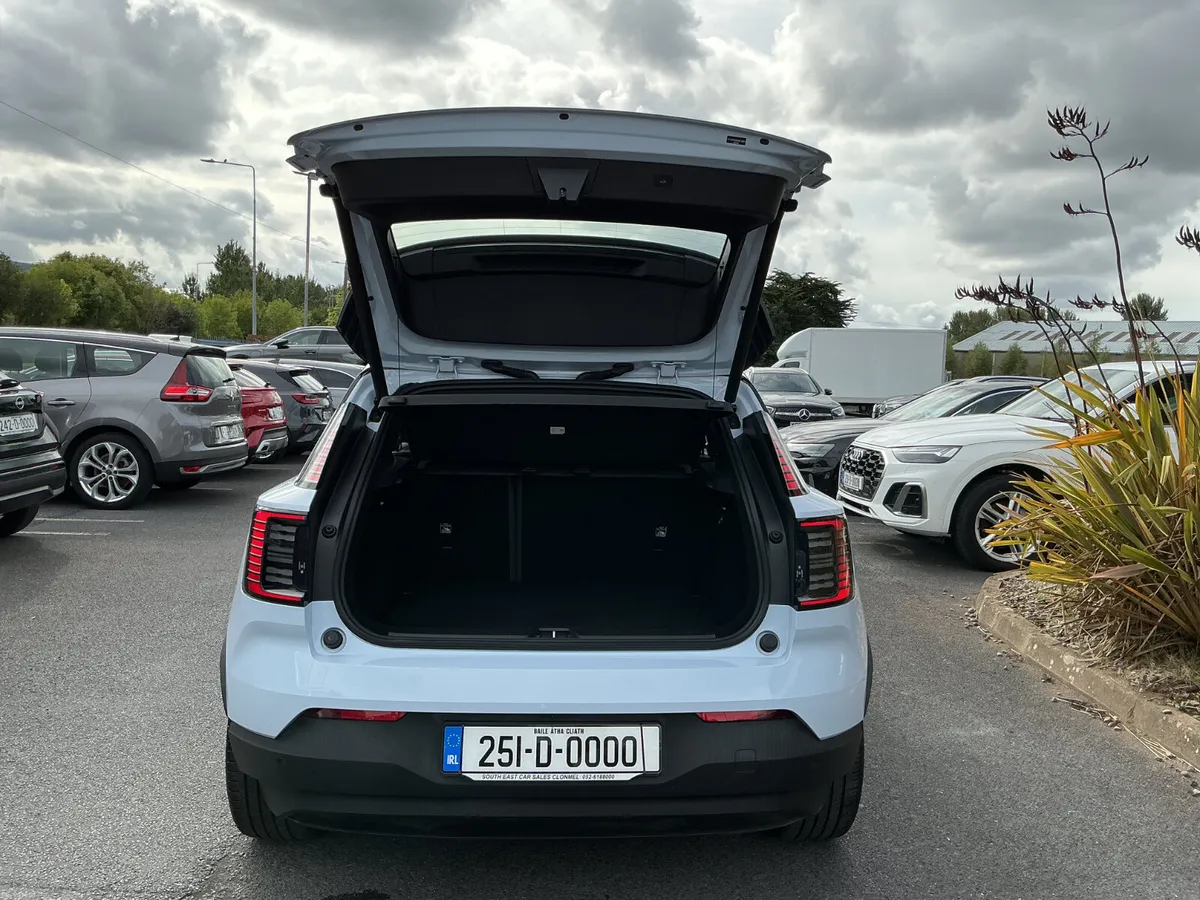 Volvo EX30  PLUS 2025 TWIN MOTOR AWD  69kw EX/RANG - Image 6