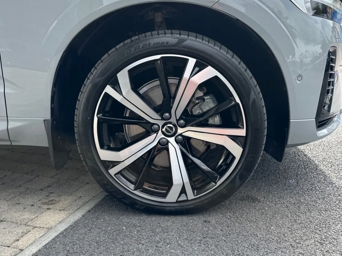 Volvo XC60 T6 Ultra Dark AWD PHEV--Ventilated Napp - Image 4