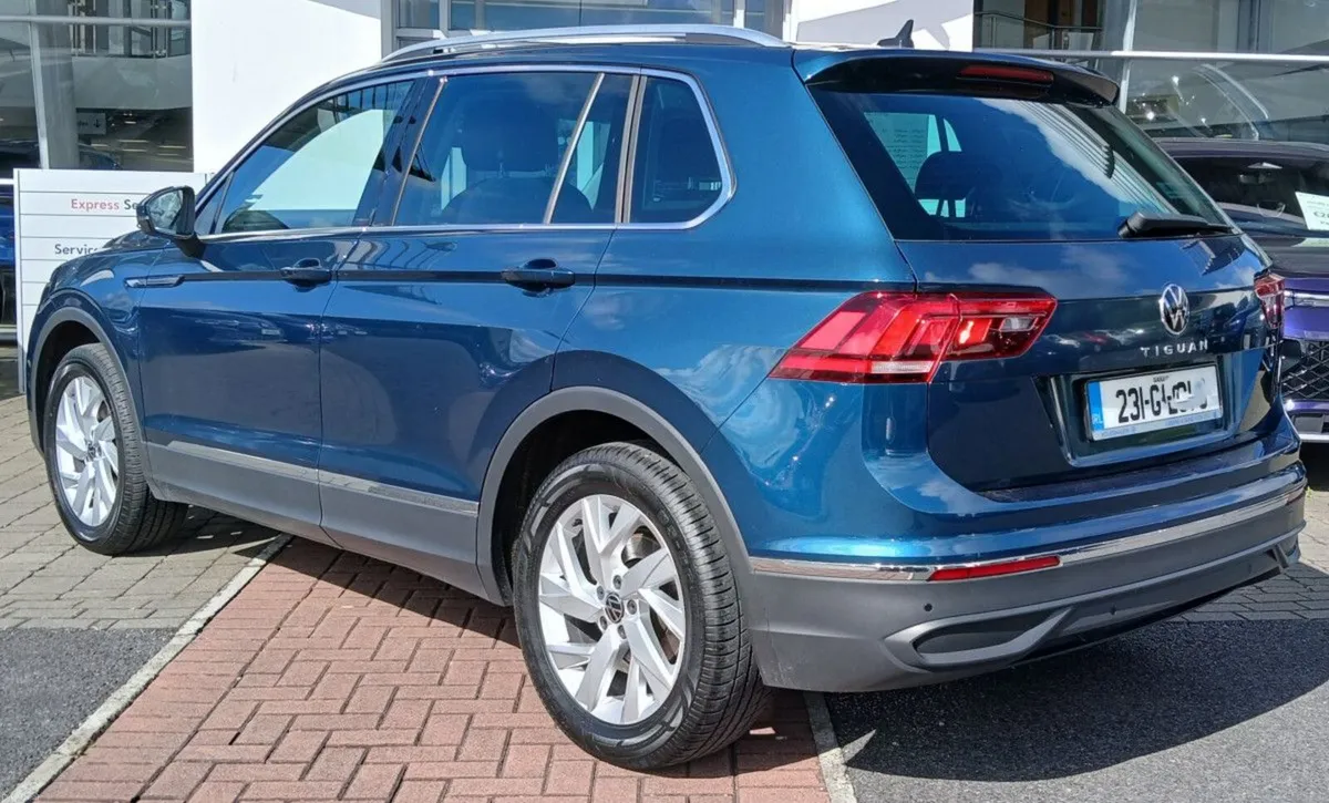 Volkswagen Tiguan Life 2.0 TDI 122HP **REAR VIEW C - Image 4