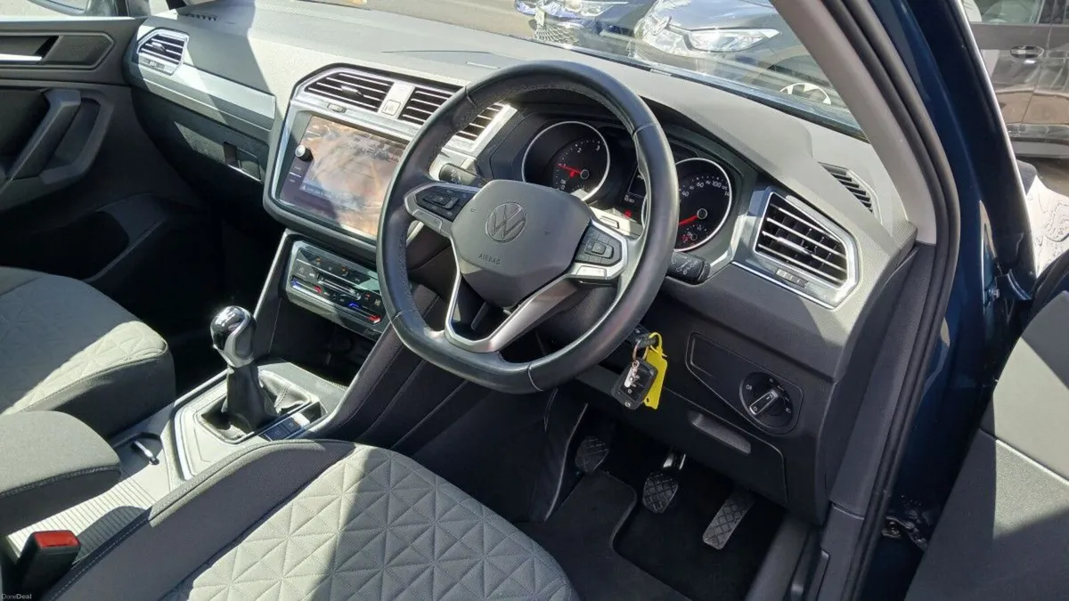 Volkswagen Tiguan Life 2.0 TDI 122HP **REAR VIEW C - Image 5