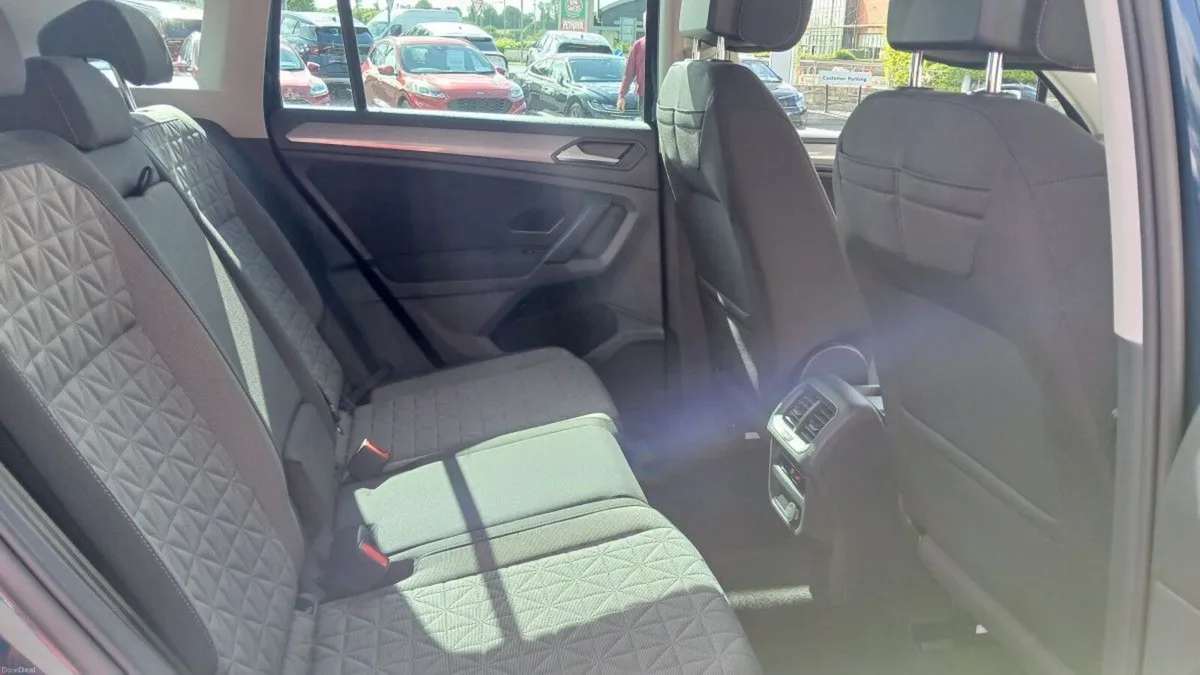 Volkswagen Tiguan Life 2.0 TDI 122HP **REAR VIEW C - Image 6