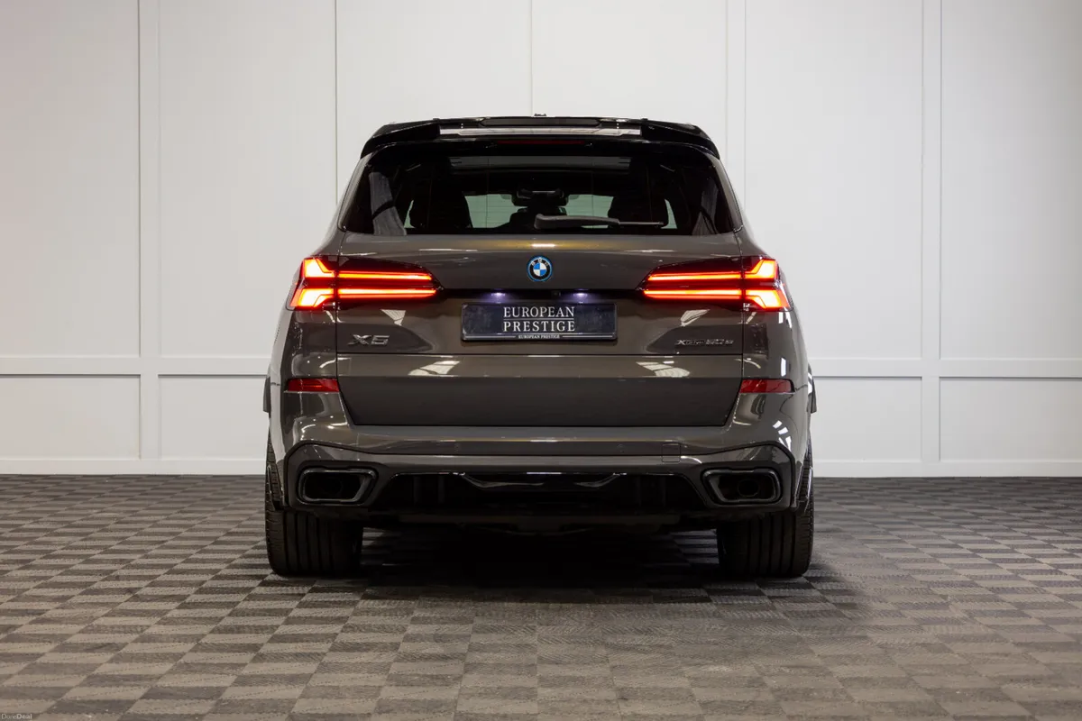2025 BMW X5 X-Drive 50e M-Sport Pro *Pan Roof - Image 5