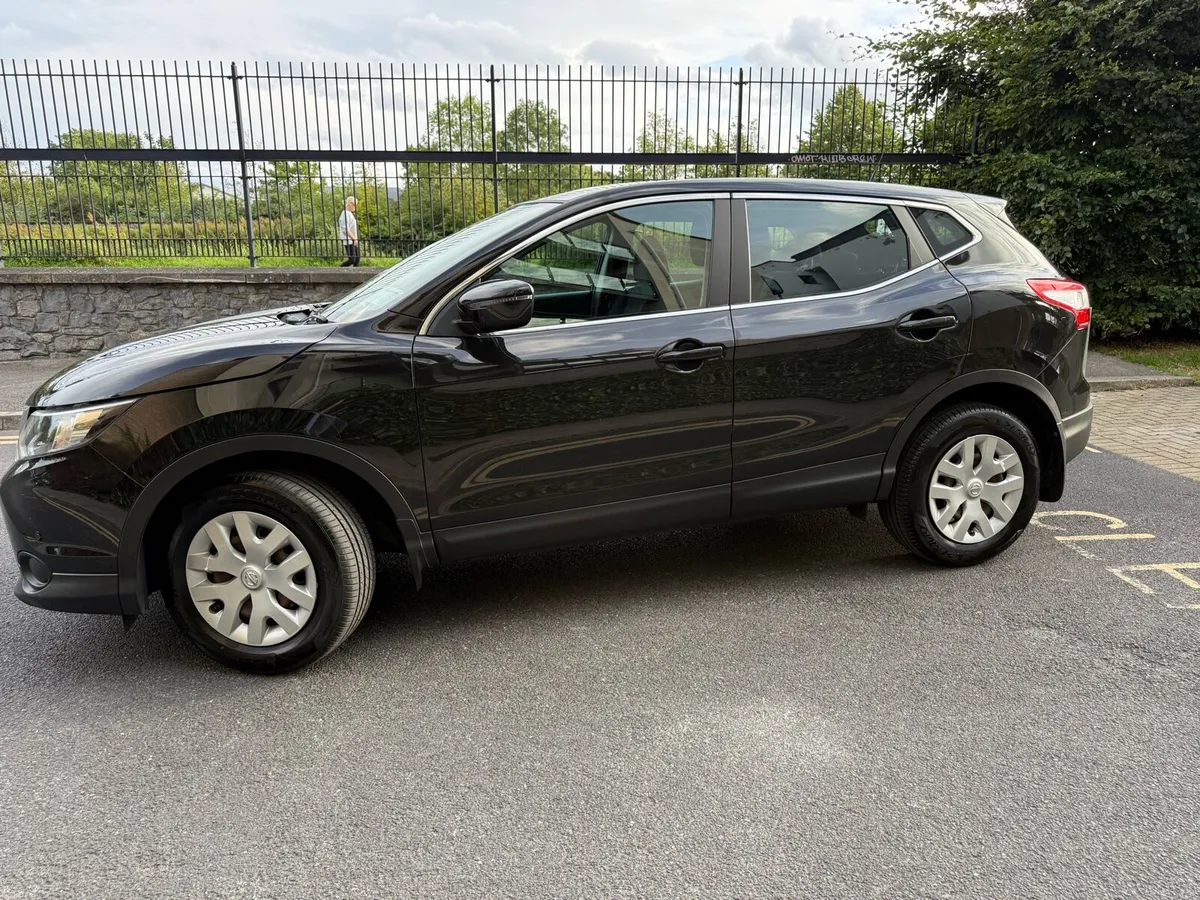Nissan Qashqai *LOW MILEAGE* - Image 2