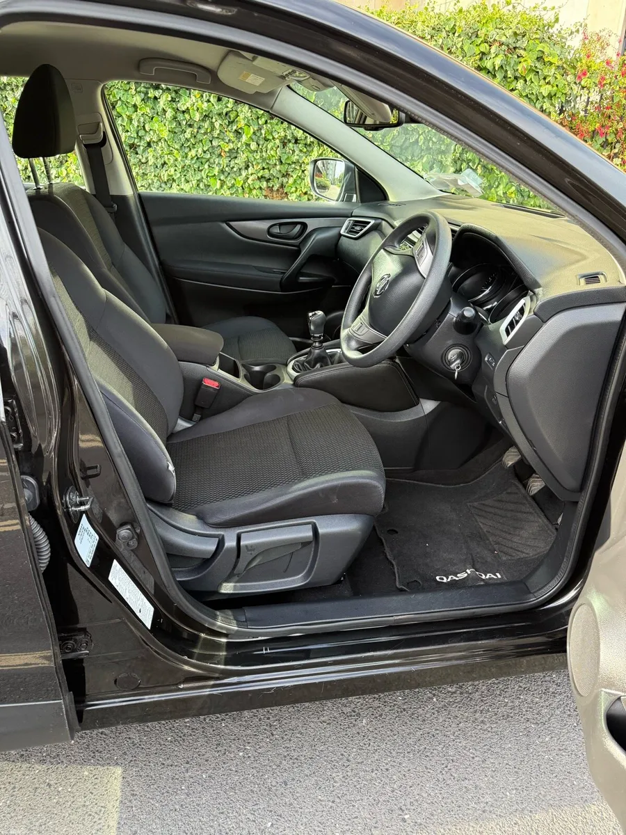 Nissan Qashqai *LOW MILEAGE* - Image 6