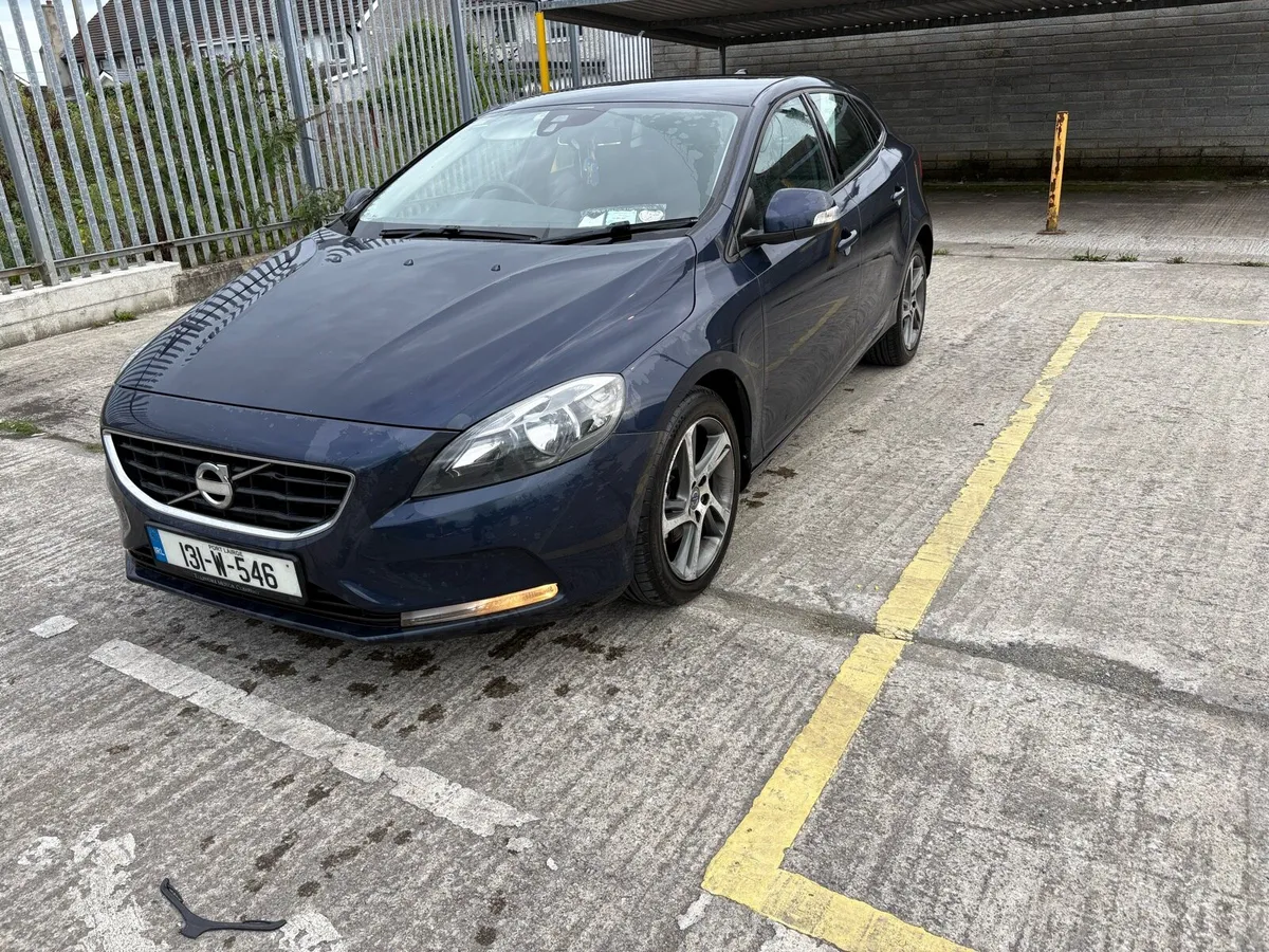 Volvo v40 - Image 2