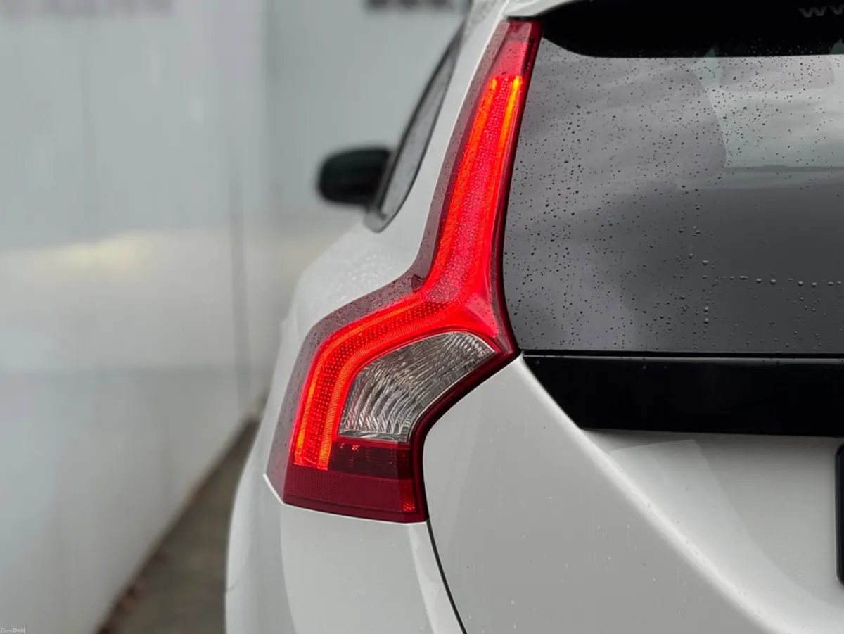 Volvo V60 R-DESIGN 5DR AUTO - Image 4