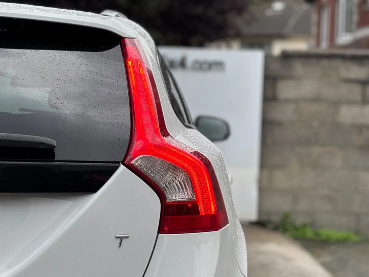 Volvo V60 R-DESIGN 5DR AUTO - Image 5