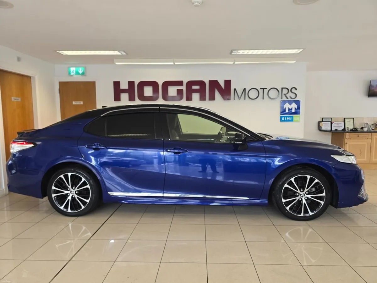 Toyota Camry Hybrid World Sport Premier Edition Au - Image 3