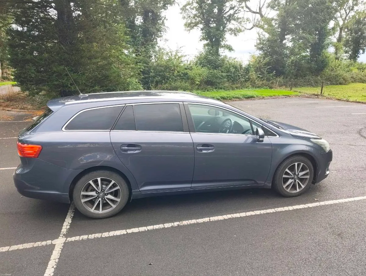 Toyota Avensis Estate - Image 2