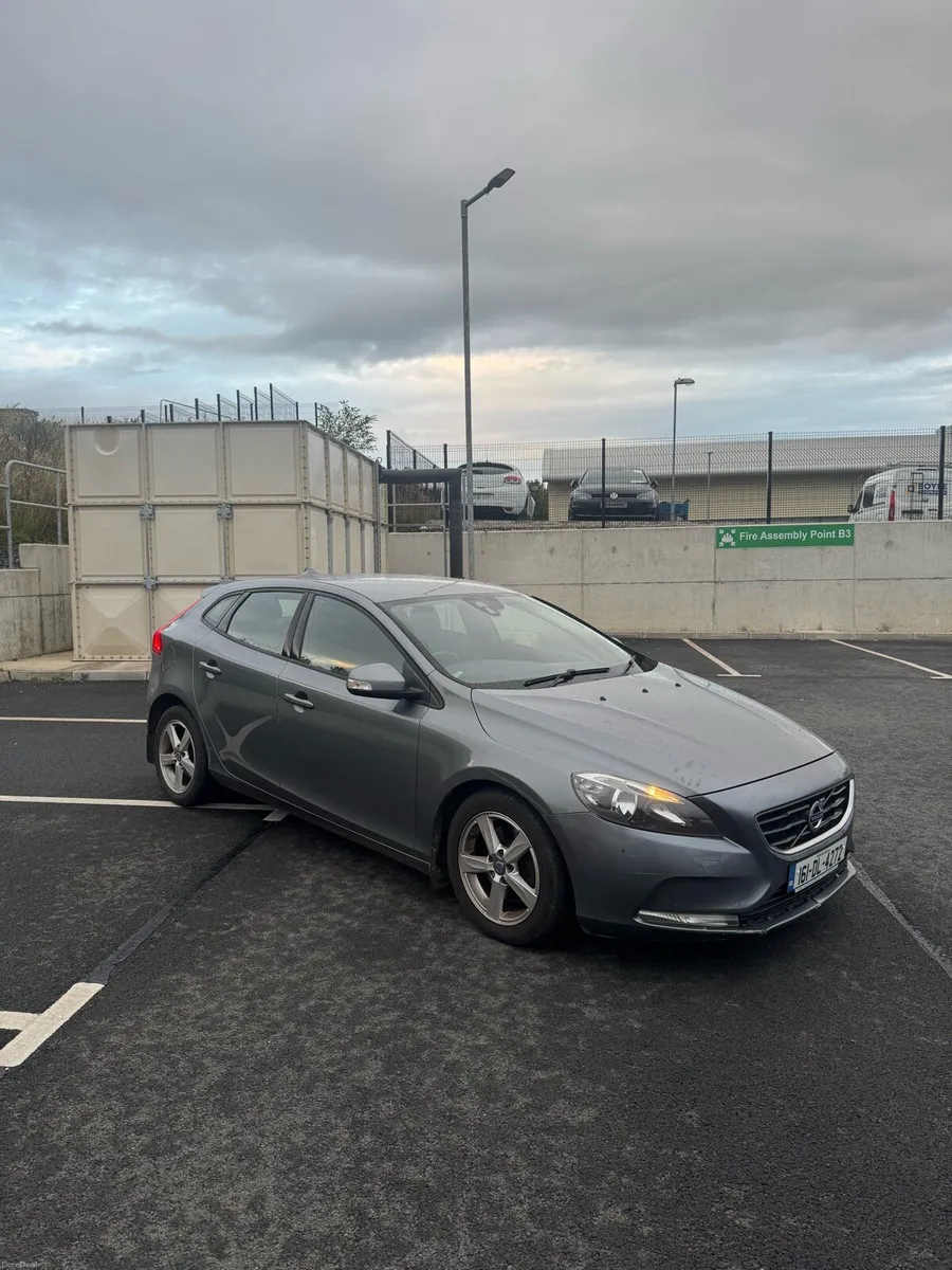 Volvo V40 - Image 1