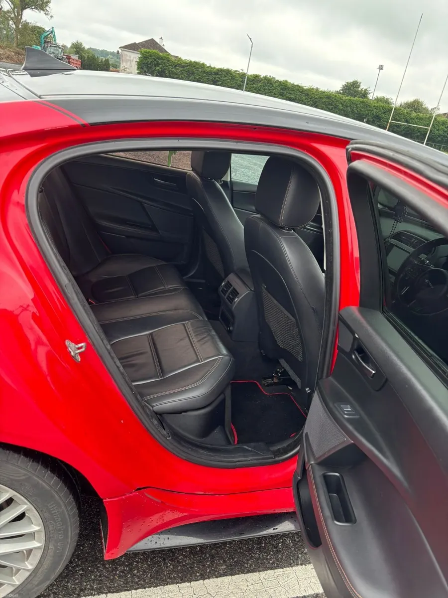 Jaguar XE 2016 - Image 4