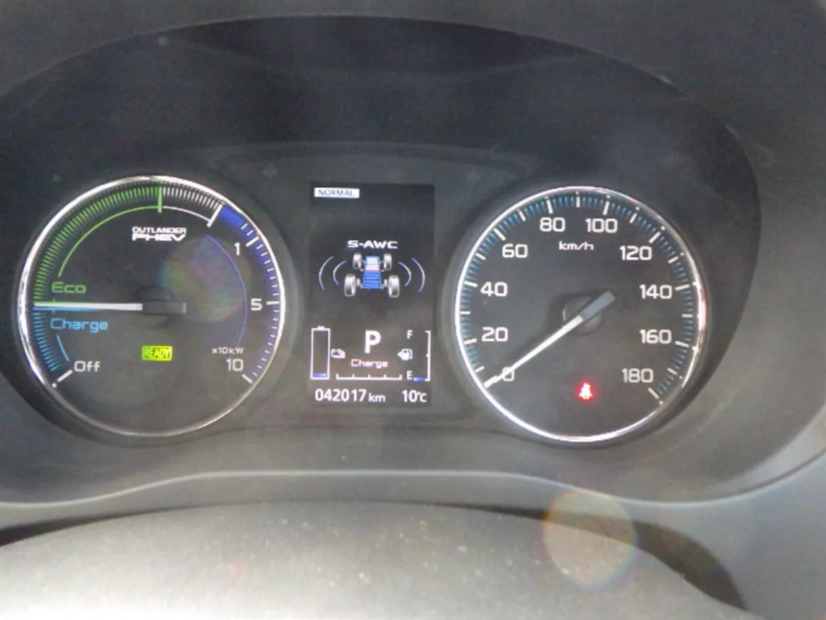 Mitsubishi Outlander 2.4 PHEV BLACK EDITION 4WD AU - Image 4