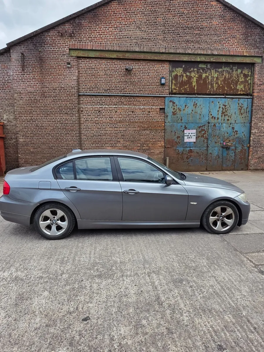 BMW 3-Series 2011 - Image 3