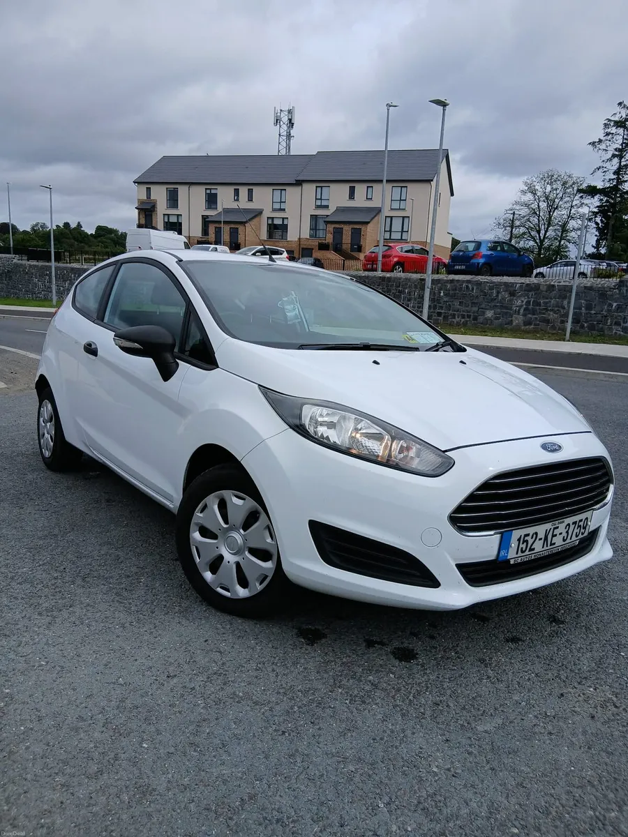 2015 Ford Fiesta nct 11/2027 tax 02/2027 - Image 4