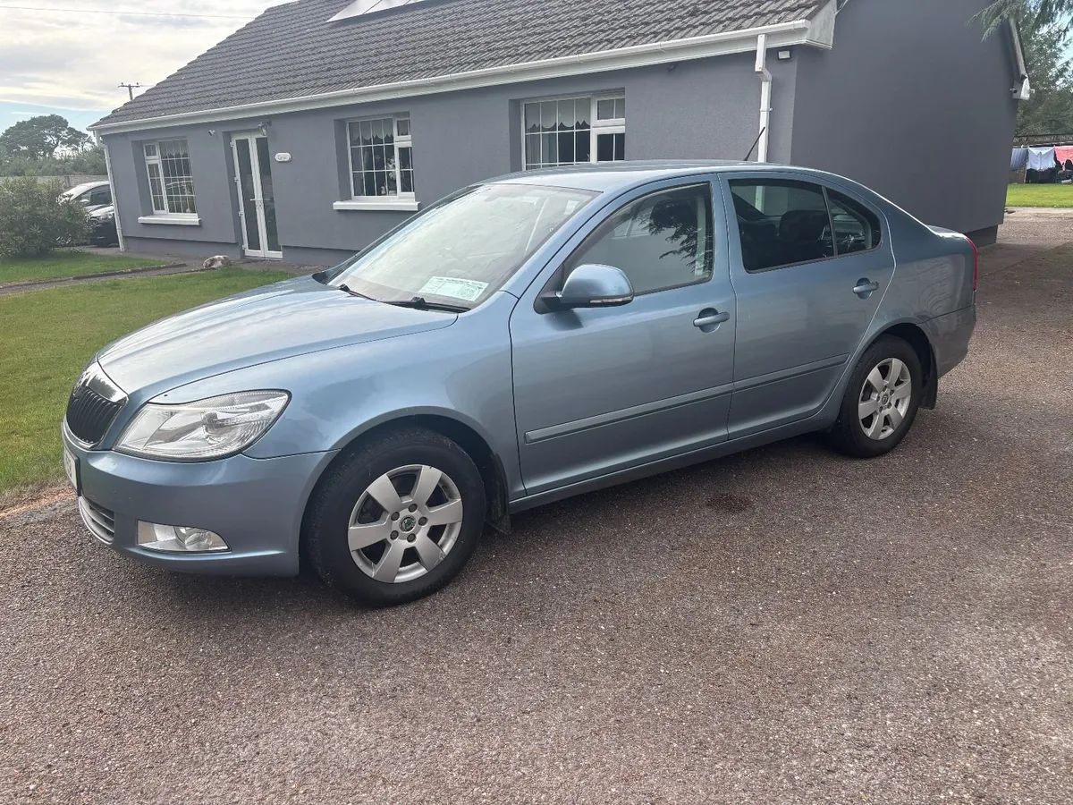 Low miles petrol Skoda Octavia 2011 - Image 2